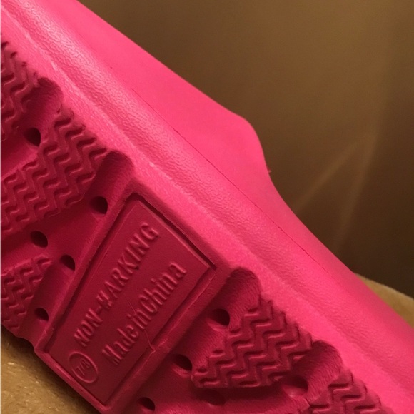 🩷🖤🌸 Hello Kitty Slides 🖤🩷🌸 Rainbow Design / Kitty Hot Pink / Gently Loved - Picture 9 of 10